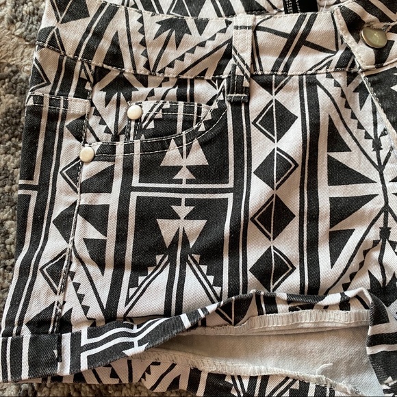 Aztec style denim shorts - forever 21 - size S - Picture 2 of 8
